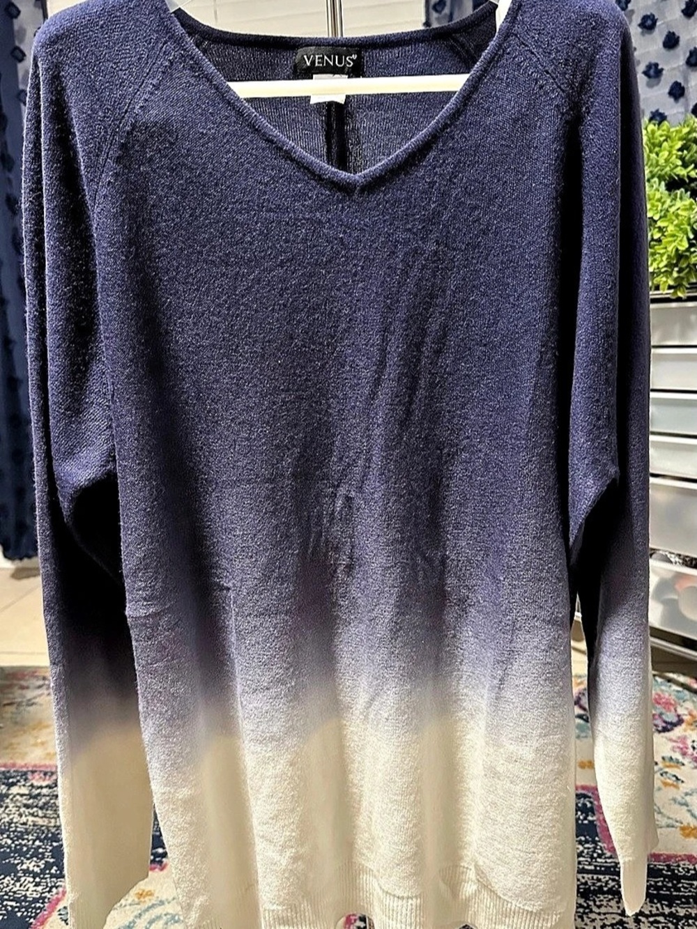 VENUS Ombré V-Neck Sweater in Blue & White Size Large